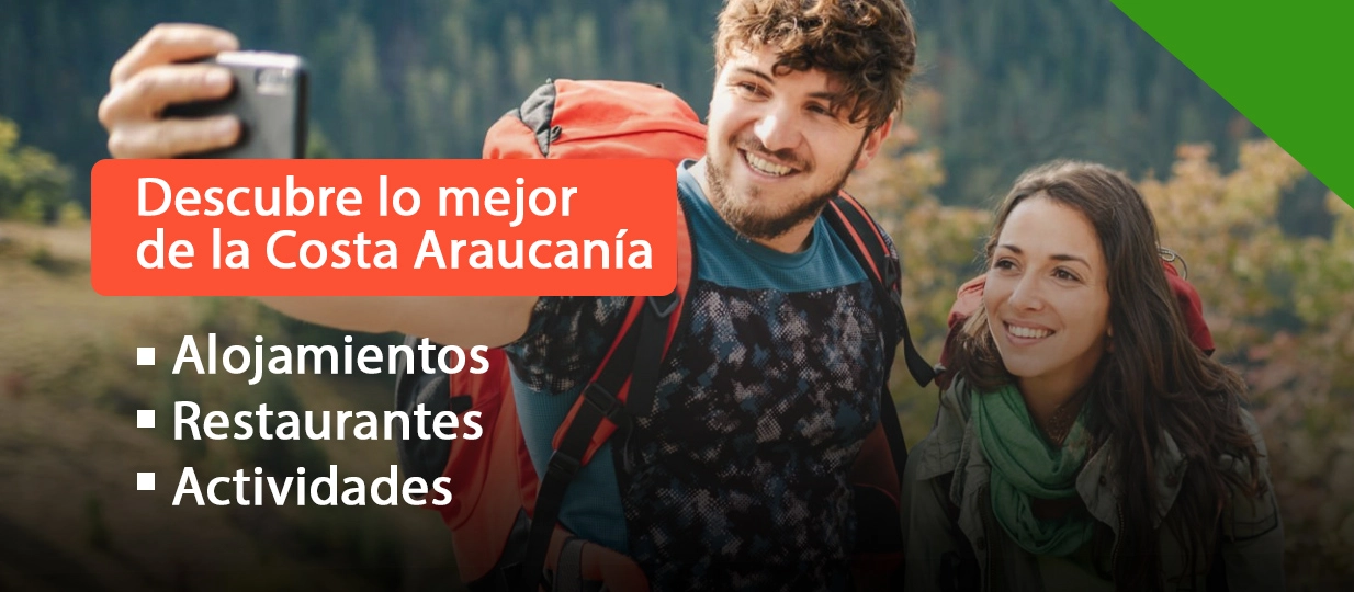 Pareja joven de excursionistas tomando selfie en la Costa Araucanía
